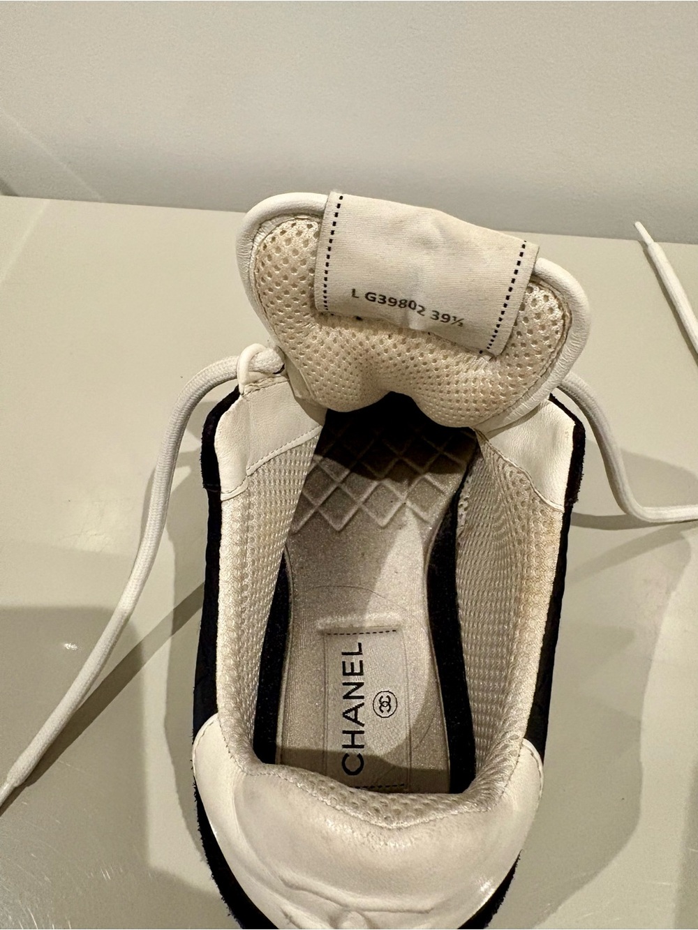 CHANEL Black and White Quilted Low-Top Sneakers - Picture 11 of 12